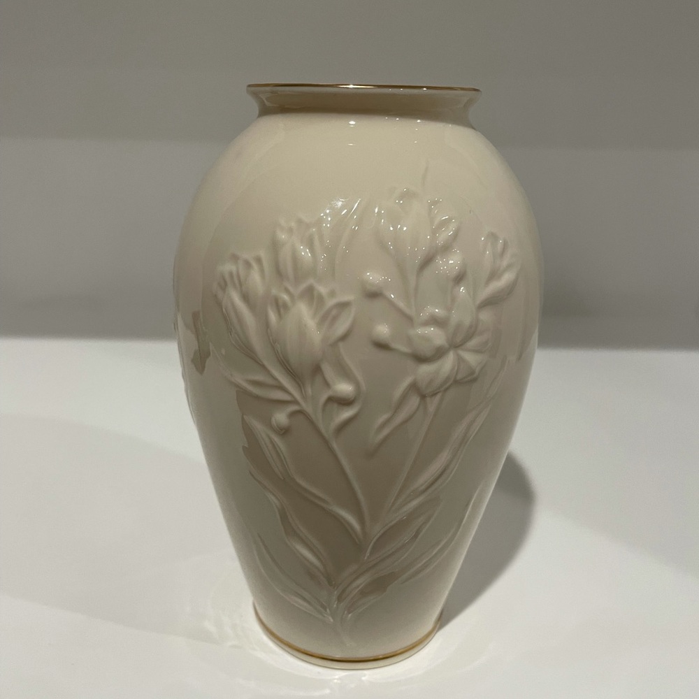 Lenox 8 inch Ivory Porcelain China Flower Bud Vase with Gold Trim